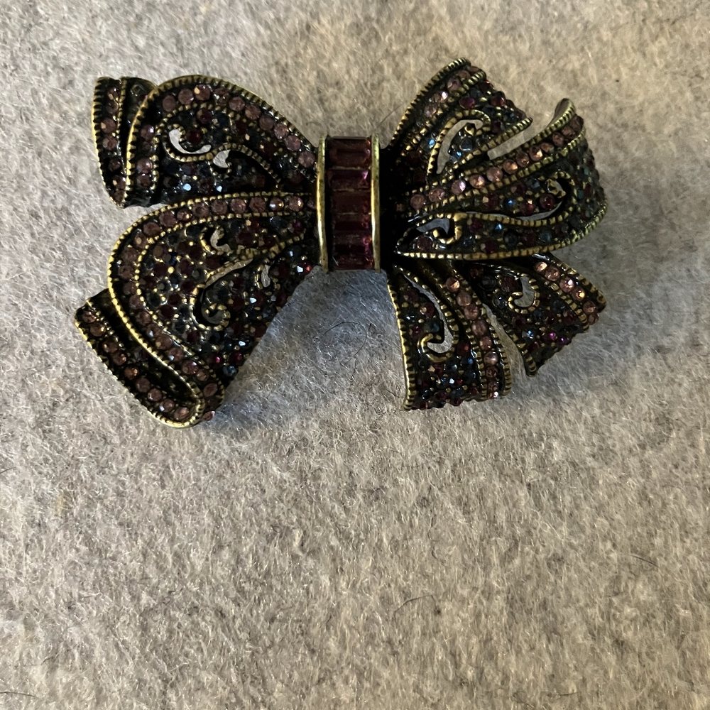 Elegant Bow Brooch with Multicolor Stones